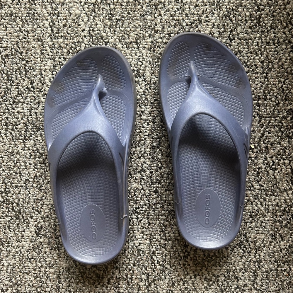 Women’s oofos ooriginal flip flop blue purple women’s size 7